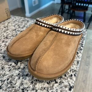 NEW! Kirkland Signature Unisex Shearling Slippers - Tan